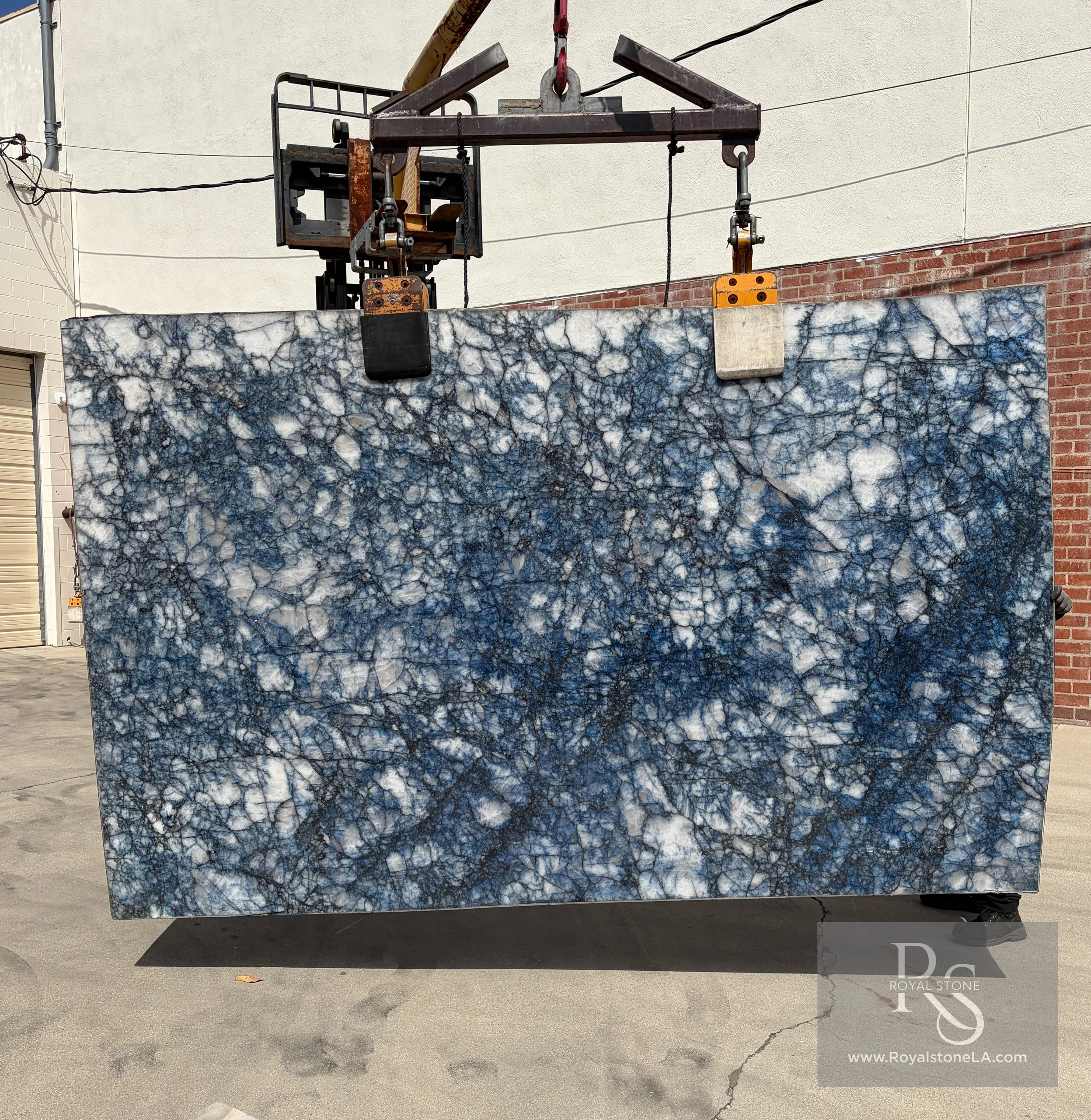 Cristallo Cobalt — Antolini · Quartzite slab at the Royal Stone yard